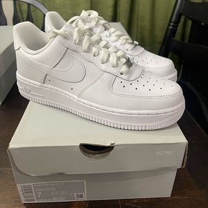 Women’s Air Force 1- size 7